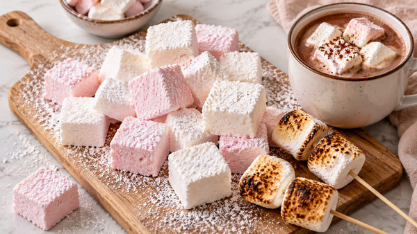 Nubes caseras esponjosas espolvoreadas con azúcar glas