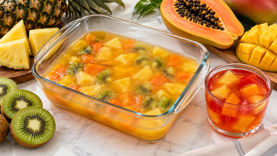 Gelatina de frutas sin cuajar junto a piña, kiwi, papaya y mango frescos
