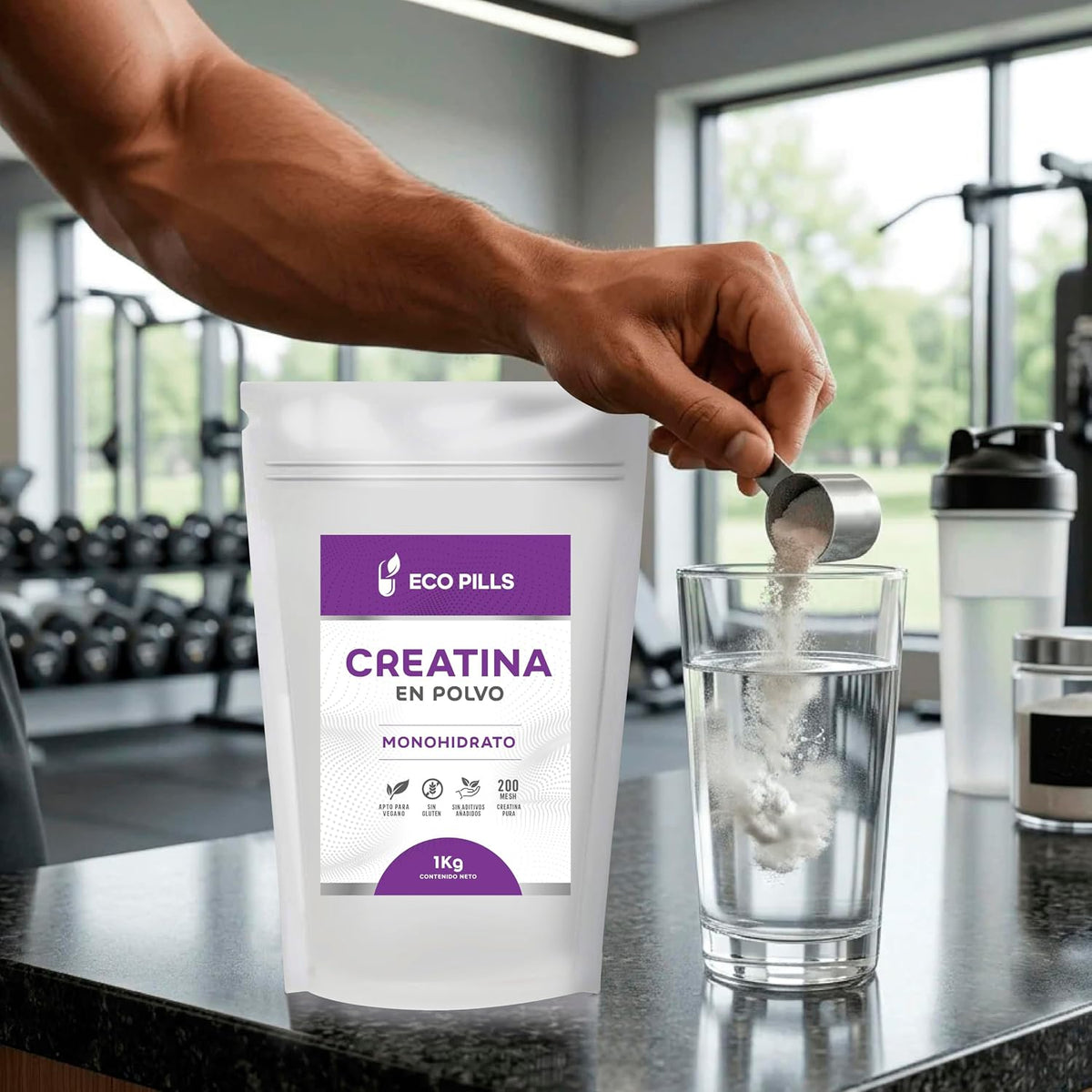 Creatina monohidrato Eco Pills disolviéndose en un vaso de agua con cuchara dosificadora