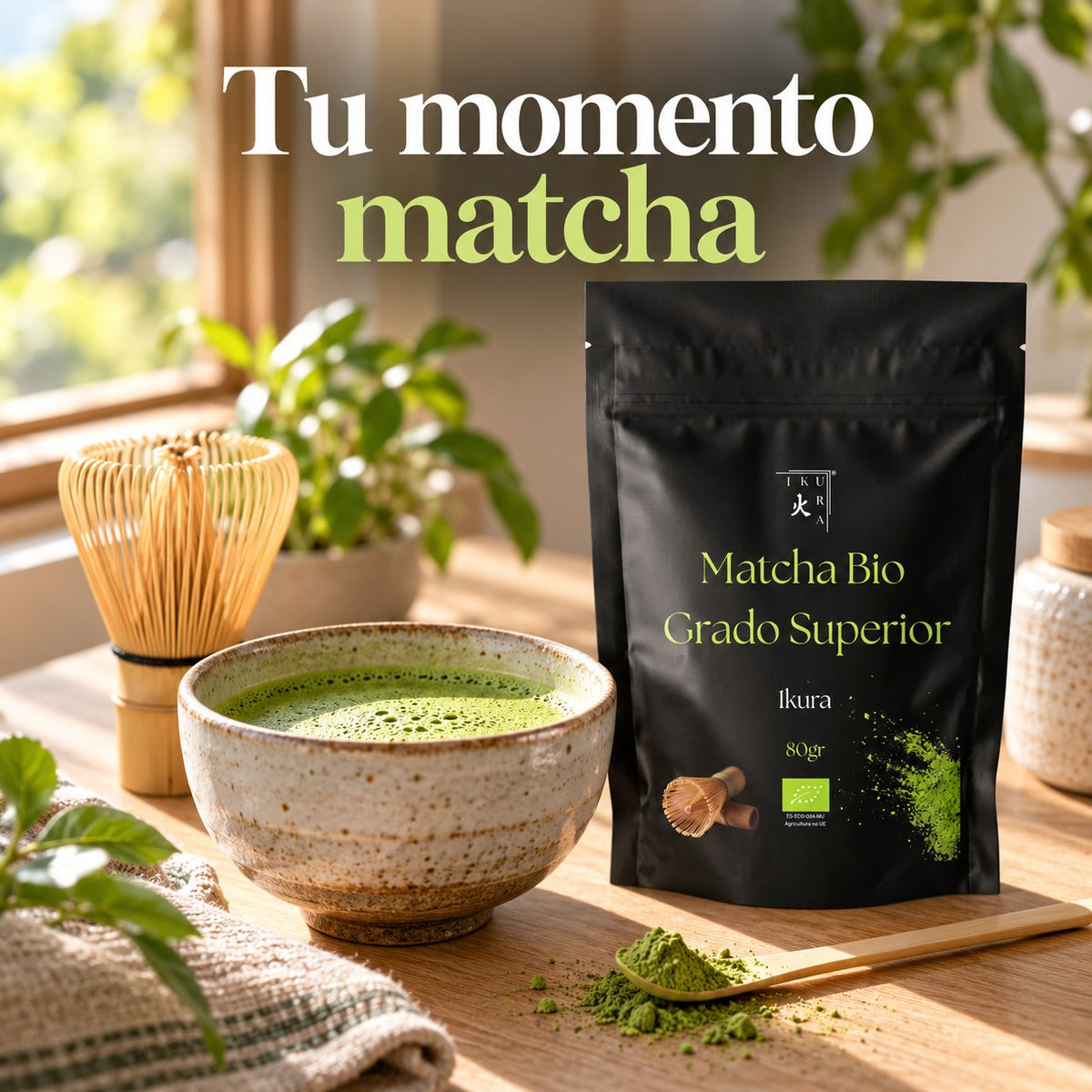 IKURA Matcha Bio Grado Superior 80 g junto a un cuenco de matcha y un batidor de bambú